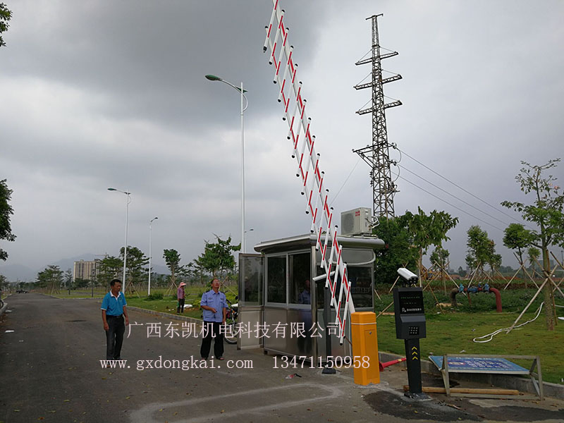 賀州文化中心廣場(chǎng)車(chē)牌識別系統及崗亭-2