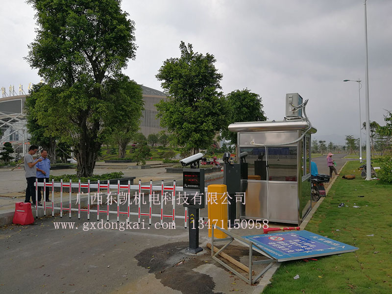 賀州文化中心廣場(chǎng)車(chē)牌識別系統及崗亭-3