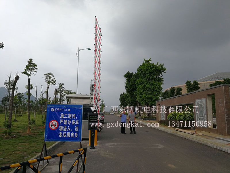 賀州文化中心廣場(chǎng)車(chē)牌識別系統及崗亭-4